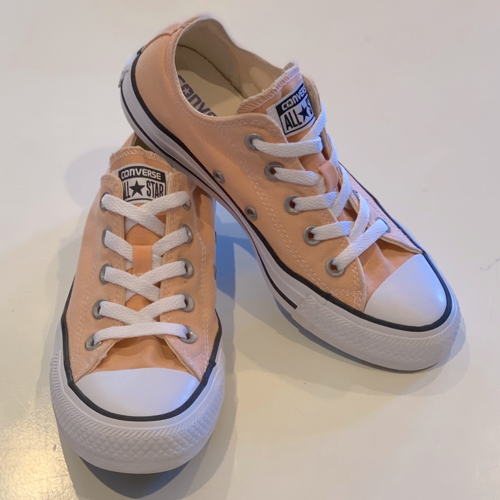 NWOT SZ 6 CONVERSE CHUCK TAYLOR SNEAKERS UNISEX